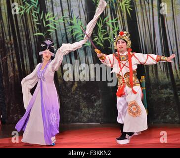 Kuala Lumpur, Malaisie. 9 octobre, 2015. Les membres du Théâtre de l'opéra cantonais de Guangdong Chine effectuer le "Guan Yin (Déesse de la Pitié) à Kuala Lumpur, Malaisie, le 9 octobre 2015. © Chong Chung Voon/Xinhua/Alamy Live News Banque D'Images