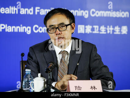 (151009) -- BEIJING, 9 octobre 2015 (Xinhua) -- Lu Lin, chef de l'Université de Pékin Sixième Hôpital, répond à des questions au cours d'une conférence de presse par la Commission de santé et de planification familiale le travail de la santé mentale en Chine à Beijing, capitale de Chine, le 9 octobre 2015. (Xinhua/Shen Bohan)(wjq) Banque D'Images