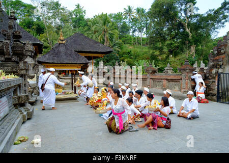 Les gens priaient à l'eau de source saint Tirtha Empul temple Pura pendant la fête religieuse. Banque D'Images