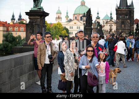 Les touristes avec stick selfies sur le Pont Charles, à la vieille ville, à Prague, République Tchèque Banque D'Images