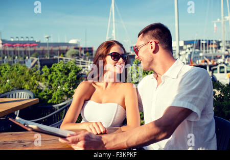 Smiling couple avec menu au café Banque D'Images