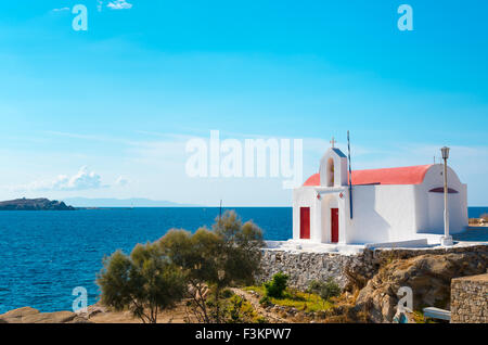 Petite chapelle orthodoxe grecque au bord de mer à Mykonos Banque D'Images