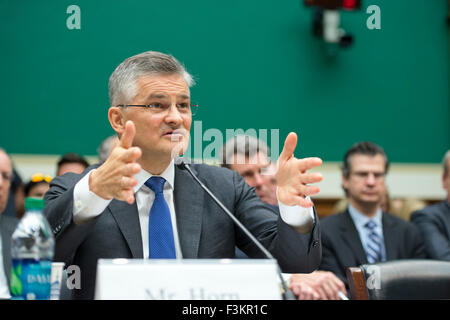 Michael Horn, président et directeur général de Volkswagen Group of America, témoigne devant le United States House Energy and Commerce Committee Sous-comité de surveillance et d'enquêtes sur les émissions de Volkswagen "allégations de fraude : Questions initiales' sur la colline du Capitole à Washington, DC le jeudi 8 octobre 2015. Credit : Ron Sachs/CNP - AUCUN FIL SERVICE - Banque D'Images