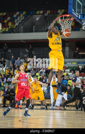 London UK 8 Octobre, 2015. Les Lions de Londres allie Fullah scores. Londres Bristol Lions jouent dans la zone de cuivre Flyers, Parc olympique. Bristol Flyers wim 76-64. Credit : carol moir/Alamy Live News Banque D'Images