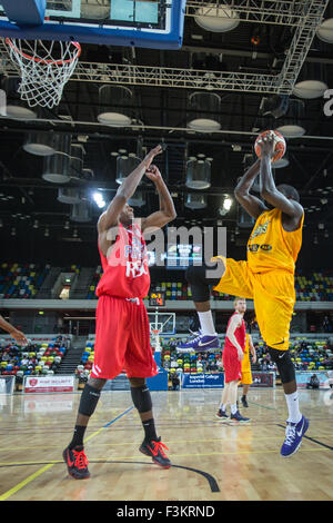 London UK 08 octobre 2015 Lions.London le capitaine Joe Ikhinmwin sous le panier. Londres Bristol Lions jouent dans la zone de cuivre Flyers, Parc olympique. Bristol Flyers wim 76-64. Credit : carol moir/Alamy Live News Banque D'Images