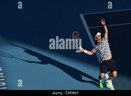 Beijing, Chine. 9 octobre, 2015. Pablo Cuevas de l'Uruguay sert à Fabio Fognini d'Italie durant leur quart de finale du tournoi au tournoi de tennis Open de Chine à Beijing, Chine, le 9 octobre 2015. Cuevas a perdu le match 1-2. Crédit : Li Wen/Xinhua/Alamy Live News Banque D'Images