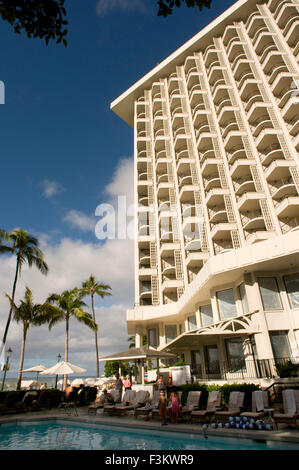 Piscine et solarium à Sheraton Moana Surfrider resort à Waikiki beach, qui est situé sur la plage de Waikiki à Honolulu avant. New York, USA. Hawaii, Oahu, Honolulu, Waikiki, l'hôtel Sheraton Moana Surfrider, Banyan Tree courtyard. Sheraton Moana Surfrider (le plus vieil hôtel de Hawaii). Les vacanciers apprécient luxe piscine et plage de Waikiki. Banque D'Images