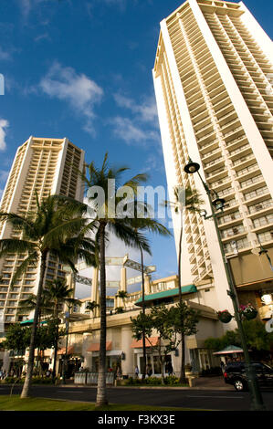 Bâtiments et hôtels à Waikiki Beach. L'Avenue Kalakaua. O'ahu. Hawaii. Situé sur la rive sud de Honolulu, le célèbre Banque D'Images