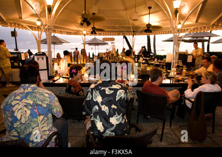 Le bar de plage à l'hôtel Sheraton Moana Surfrider resort à Waikiki beach, qui est situé sur la plage de Waikiki à Honolulu avant. New York, USA. Hawaii, Oahu, Honolulu, Waikiki, l'hôtel Sheraton Moana Surfrider, Banyan Tree courtyard. Sheraton Moana Surfrider (le plus vieil hôtel de Hawaii). Les vacanciers apprécient luxe piscine et plage de Waikiki. Situé à seulement quelques pas de la magnifique plage de Waikiki Beach, l'Oceanfront Beach Bar est un endroit idéal pour profiter du paysage Waikiki tout en sirotant votre boisson favorite, ou grignoter les délicieux grillés des apéritifs hawaïens (apéritifs). Banque D'Images