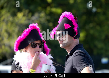 Dragon Boat racers prétendant être pirates Banque D'Images