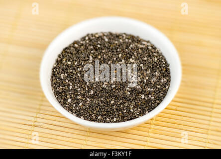 Gros plan de l'antenne de chia seeds white bowl Banque D'Images