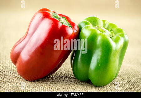 Poivron rouge et vert sur de la toile de jute wrap Banque D'Images