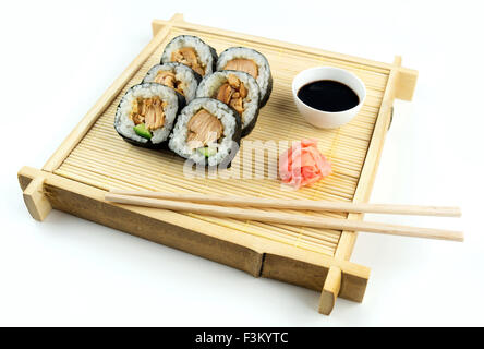 Japonais à l'ancienne avec sushi teriyaki, baguettes et condiments sur un plateau en bambou et mat Banque D'Images