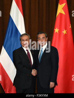 Beijing, Chine. 9 octobre, 2015. Le Ministre chinois des affaires étrangères Wang Yi (R), serre la main avec le Ministre des affaires étrangères de la Thaïlande Don Pramudwinai durant leurs entretiens à Beijing, capitale de Chine, le 9 octobre 2015. © Zhang Ling/Xinhua/Alamy Live News Banque D'Images