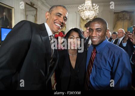 Washington DC, USA. 7 octobre, 2015. Le président des États-Unis, Barack Obama rejoint Terrence sage de lutte pour $15, et sa mère, Joann pour une suite de la Maison Blanche selfies Sommet mondial sur la voix des travailleurs à l'Est Prix le 7 octobre, 2015 à Washington, DC. Banque D'Images
