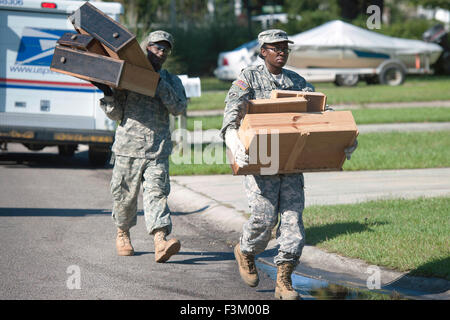 La Caroline du Sud, USA. 8 octobre, 2015. Caroline du Sud, les soldats de la Garde nationale d'armée aider au nettoyage à la suite d'inondations massives, le 8 octobre 2015 à Summerville, Caroline du Sud. Banque D'Images
