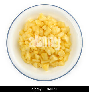 Morceaux d'ananas juteux frais dans un bol blanc rond isolé sur un fond blanc. Banque D'Images