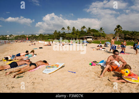 Hapuna Beach, l'une des 100 plus belles plages du monde selon le classement de certains des guides. Grande île. Hawaii. USA. Garçon avec un Banque D'Images