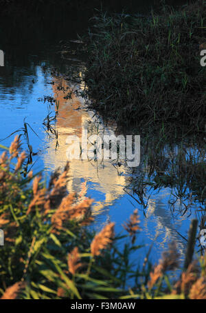 Moulin à Claj claj suivant la mer sur la côte nord du comté de Norfolk reflet dans la rivière Glaven. Banque D'Images