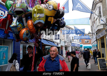 Vendeur de ballons ballons high street Yacht Racing, animations côté rive, bandes, Yacht Club scènes, 2015, la semaine de Cowes, île de Wight, Angleterre, Royaume-Uni, Banque D'Images