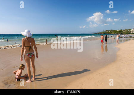 Hapuna Beach, l'une des 100 plus belles plages du monde selon le classement de certains des guides. Grande île. Hawaii. USA. Garçon avec un Banque D'Images