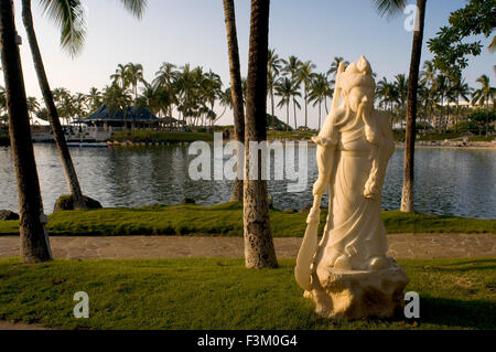 Sculptures d'Asie, l'hôtel Hilton Waikoloa Village hotel, resort, Big Island of Hawaii, USA. Le lagon de l'hôtel Hilton Waikoloa Village avec plage et palmiers, la Big Island, Hawaii, United States of America. Banque D'Images