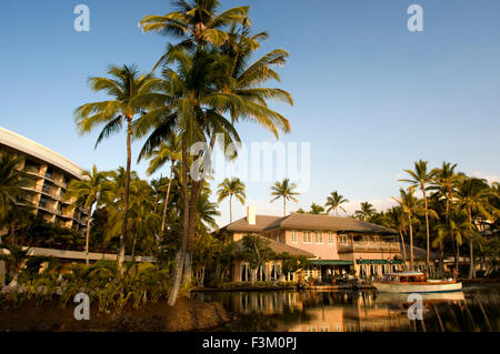 Le lagon de l'hôtel Hilton Waikoloa Village avec plage et palmiers, la Big Island, Hawaii, United States of America. Banque D'Images