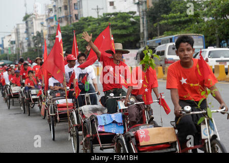 Yangon, Myanmar. 9 octobre, 2015. Les partisans du parti d'opposition du Myanmar, la Ligue nationale pour la démocratie (LND) le drapeau de la Ligue d'équitation décorées de trishaws prendre part à un rallye de campagne pour la prochaine élection générale le 8 novembre à Yangon, Myanmar, le 9 octobre 2015. Des 1 130 candidats de la LND, 318 seront en compétition pour sièges avec la Chambre des représentants (Chambre basse), 163 à la Chambre des nationalités (Chambre haute), 620 avec la région ou l'État Le Parlement et 29 avec les représentants ethniques. © U Aung/Xinhua/Alamy Live News Banque D'Images