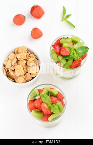 Parfait aux fraises avec du yaourt et granola, vue du dessus Banque D'Images