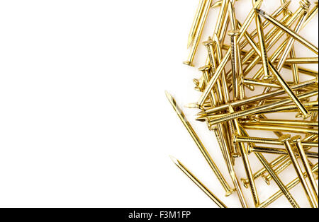 Macro de clous cuivre brillant isolé sur blanc avec copyspace Banque D'Images