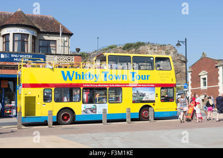 Un tour bus ville de Whitby, North Yorkshire, Angleterre Banque D'Images