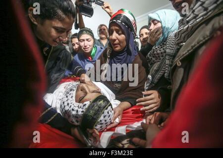 (151009) -- RAMALLAH, 9 octobre 2015 (Xinhua)-- mère palestinienne de Mohannad Halabi, 19 ans, pleure sur le corps lors de ses funérailles dans la ville de Ramallah, en Cisjordanie, le 9 octobre 2015. Halabi a été tué par la police israélienne après avoir poignardé un colon morts et blessant quatre autres dans la vieille ville de Jérusalem. (Xinhua/Fadi Arouri)(l'azp) Banque D'Images