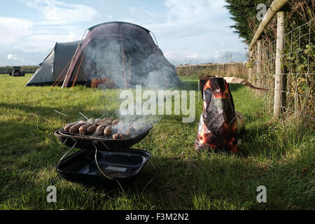 Barbecue à côté d'une tente Banque D'Images