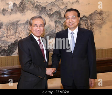 (151009) -- BEIJING, 9 octobre 2015 (Xinhua) -- Le Premier ministre chinois Li Keqiang (R) rencontre avec le Ministre des affaires étrangères de la Thaïlande Don Pramudwinai à Beijing, capitale de Chine, le 9 octobre 2015. (Xinhua/Pang Xinglei)(mcg) Banque D'Images