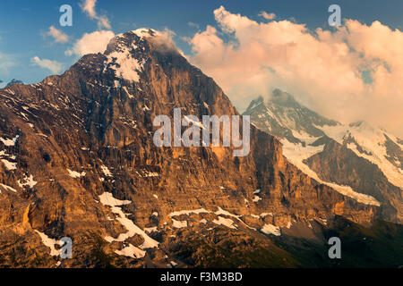 Coucher de soleil sur le massif de montagne de l'Eiger. Grindelwald. Alpes bernoises. Suisse. Banque D'Images