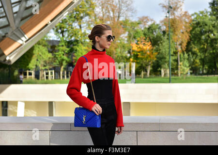 Blogger Samantha Angelo posant dehors de la Louis Vuitton défilé lors de la Fashion Week de Paris - Oct 7, 2015 - Photo : Manhattan piste/Céline Gaille ***pour un usage éditorial uniquement*** Mindesthonorar 50,- EUR/frais minimum 50,- EUR/photo alliance Banque D'Images