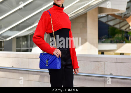 Blogger Samantha Angelo posant dehors de la Louis Vuitton défilé lors de la Fashion Week de Paris - Oct 7, 2015 - Photo : Manhattan piste/Céline Gaille ***pour un usage éditorial uniquement*** Mindesthonorar 50,- EUR/frais minimum 50,- EUR/photo alliance Banque D'Images