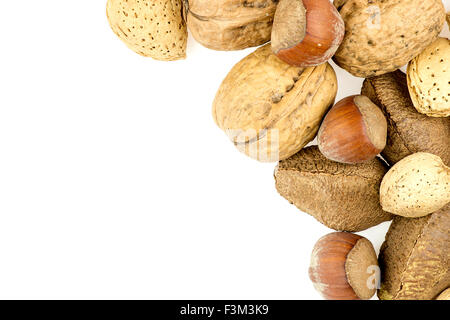 Amandes, noix, noix du Brésil et les noisettes en coque Banque D'Images