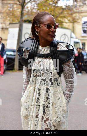 Designer Michelle Elie posant dehors du défilé Miu Miu lors de la Fashion Week de Paris - Oct 7, 2015 - Photo : Manhattan piste/Céline Gaille ***pour un usage éditorial uniquement*** Mindesthonorar 50,- EUR/frais minimum 50,- EUR/photo alliance Banque D'Images