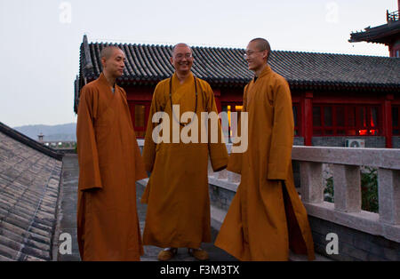 (151009) -- BEIJING, 9 octobre 2015 (Xinhua) -- Maître Xuecheng (R), Président de l'Association bouddhiste de Chine et de l'abbé du monastère de Longquan, parle avec deux moines au monastère de Longquan à Beijing, capitale de Chine, le 1er octobre 2015. Longquan monastère est situé au pied de la crête de Fenghuangling (Phoenix) à la périphérie ouest de Beijing. Construit en première dynastie Liao (907-1125), le monastère retrouve sa réputation en tant qu'il englobe l'Internet mobile de l'âge. Tous les matins, Maître Xuecheng répond aux questions des internautes sur Twitter du monastère Longquan Weibo, l'équivalent-compte de qui vous b Banque D'Images