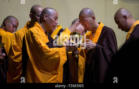 (151009) -- BEIJING, 9 octobre 2015 (Xinhua) -- La Fête des Moines assister à la prière dans le monastère de Longquan à Beijing, capitale de Chine, le 26 septembre 2015. Longquan monastère est situé au pied de la crête de Fenghuangling (Phoenix) à la périphérie ouest de Beijing. Construit en première dynastie Liao (907-1125), le monastère retrouve sa réputation en tant qu'il englobe l'Internet mobile de l'âge. Tous les matins, Maître Xuecheng répond aux questions des internautes sur Twitter du monastère Longquan Weibo, l'équivalent-compte de qui sera traduite en neuf langues et diffusé. WeChat ou Weixin sa (populaires, Banque D'Images