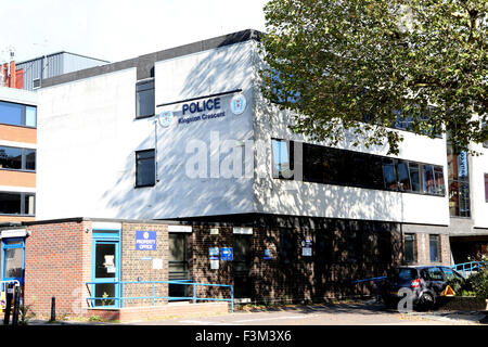 Fratton, Hampshire, Royaume-Uni. 9 octobre, 2015. La station de police de la brigade volante fermée après l'emménagement. Une infestation de puce a forcé la fermeture d'un poste de police de l'ensemble de la zone d'habitation équipe chargée de l'enquête criminelle. Fratton Park, à Kingston Crescent, a été contraint de fermer pendant qu'il est fumigée. Tous les détectives et enquêteurs ont été transférés à la station plus tôt cette année et la fermeture les a obligés à travailler ailleurs. Credit : uknip/Alamy Live News Banque D'Images