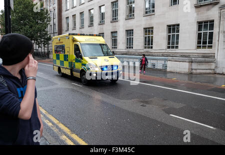 Les services d'ambulance de Londres sur un appel d'urgence passé, London School of Hygiene and Tropical Medicine Banque D'Images