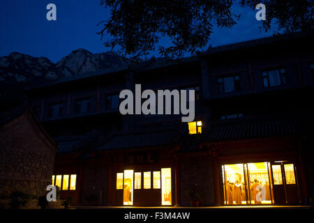 (151009) -- BEIJING, 9 octobre 2015 (Xinhua) -- moines et des bouddhistes, assister à des cours en début de monastère Longquan à Beijing, capitale de Chine, le 27 septembre 2015. Longquan monastère est situé au pied de la crête de Fenghuangling (Phoenix) à la périphérie ouest de Beijing. Construit en première dynastie Liao (907-1125), le monastère retrouve sa réputation en tant qu'il englobe l'Internet mobile de l'âge. Tous les matins, Maître Xuecheng répond aux questions des internautes sur Twitter du monastère Longquan Weibo, l'équivalent-compte de qui sera traduite en neuf langues et diffusé. WeChat ou Weixin (sa population, Banque D'Images