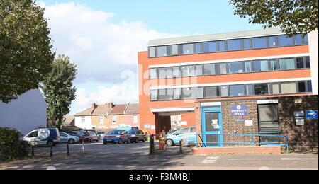 Fratton, Hampshire, Royaume-Uni. 9 octobre, 2015. La station de police de la brigade volante fermée après l'emménagement. Une infestation de puce a forcé la fermeture d'un poste de police de l'ensemble de la zone d'habitation équipe chargée de l'enquête criminelle. Fratton Park, à Kingston Crescent, a été contraint de fermer pendant qu'il est fumigée. Tous les détectives et enquêteurs ont été transférés à la station plus tôt cette année et la fermeture les a obligés à travailler ailleurs. Credit : uknip/Alamy Live News Banque D'Images