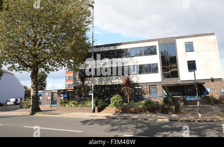 Fratton, Hampshire, Royaume-Uni. 9 octobre, 2015. La station de police de la brigade volante fermée après l'emménagement. Une infestation de puce a forcé la fermeture d'un poste de police de l'ensemble de la zone d'habitation équipe chargée de l'enquête criminelle. Fratton Park, à Kingston Crescent, a été contraint de fermer pendant qu'il est fumigée. Tous les détectives et enquêteurs ont été transférés à la station plus tôt cette année et la fermeture les a obligés à travailler ailleurs. Credit : uknip/Alamy Live News Banque D'Images