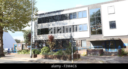 Fratton, Hampshire, Royaume-Uni. 9 octobre, 2015. La station de police de la brigade volante fermée après l'emménagement. Une infestation de puce a forcé la fermeture d'un poste de police de l'ensemble de la zone d'habitation équipe chargée de l'enquête criminelle. Fratton Park, à Kingston Crescent, a été contraint de fermer pendant qu'il est fumigée. Tous les détectives et enquêteurs ont été transférés à la station plus tôt cette année et la fermeture les a obligés à travailler ailleurs. Credit : uknip/Alamy Live News Banque D'Images