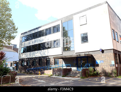 Fratton, Hampshire, Royaume-Uni. 9 octobre, 2015. La station de police de la brigade volante fermée après l'emménagement. Une infestation de puce a forcé la fermeture d'un poste de police de l'ensemble de la zone d'habitation équipe chargée de l'enquête criminelle. Fratton Park, à Kingston Crescent, a été contraint de fermer pendant qu'il est fumigée. Tous les détectives et enquêteurs ont été transférés à la station plus tôt cette année et la fermeture les a obligés à travailler ailleurs. Credit : uknip/Alamy Live News Banque D'Images