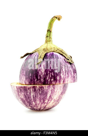 Aubergine pourpre gastronomique réduit de moitié isolated on white Banque D'Images