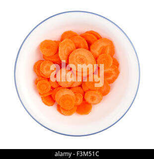 Morceaux de carotte ronde fraîchement coupées dans un bol isolated on white Banque D'Images